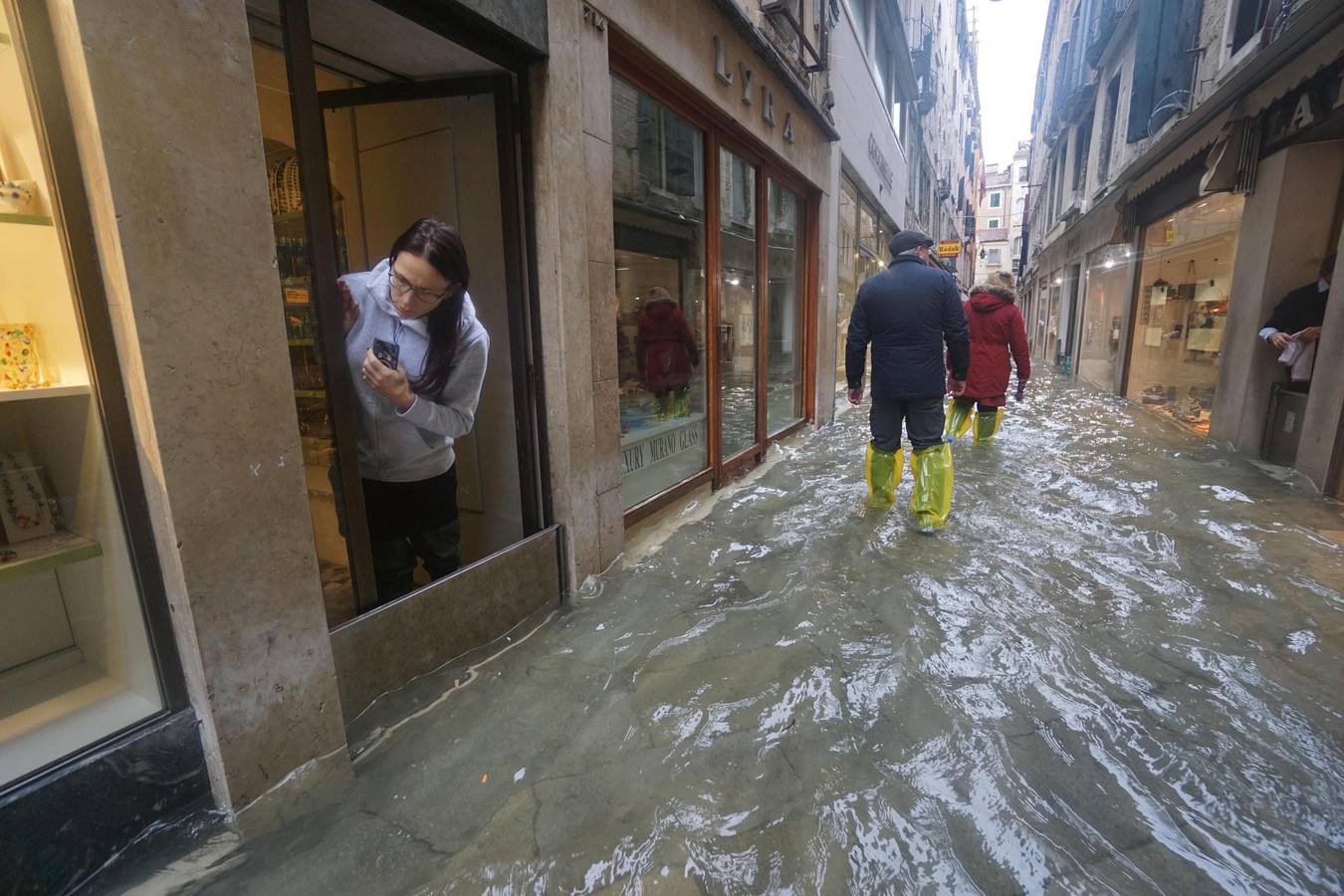 La ciudad italiana registraba en la noche del martes al miércoles una histórica «acqua alta», con un pico que podría alcanzar o superar los 1,90 metros