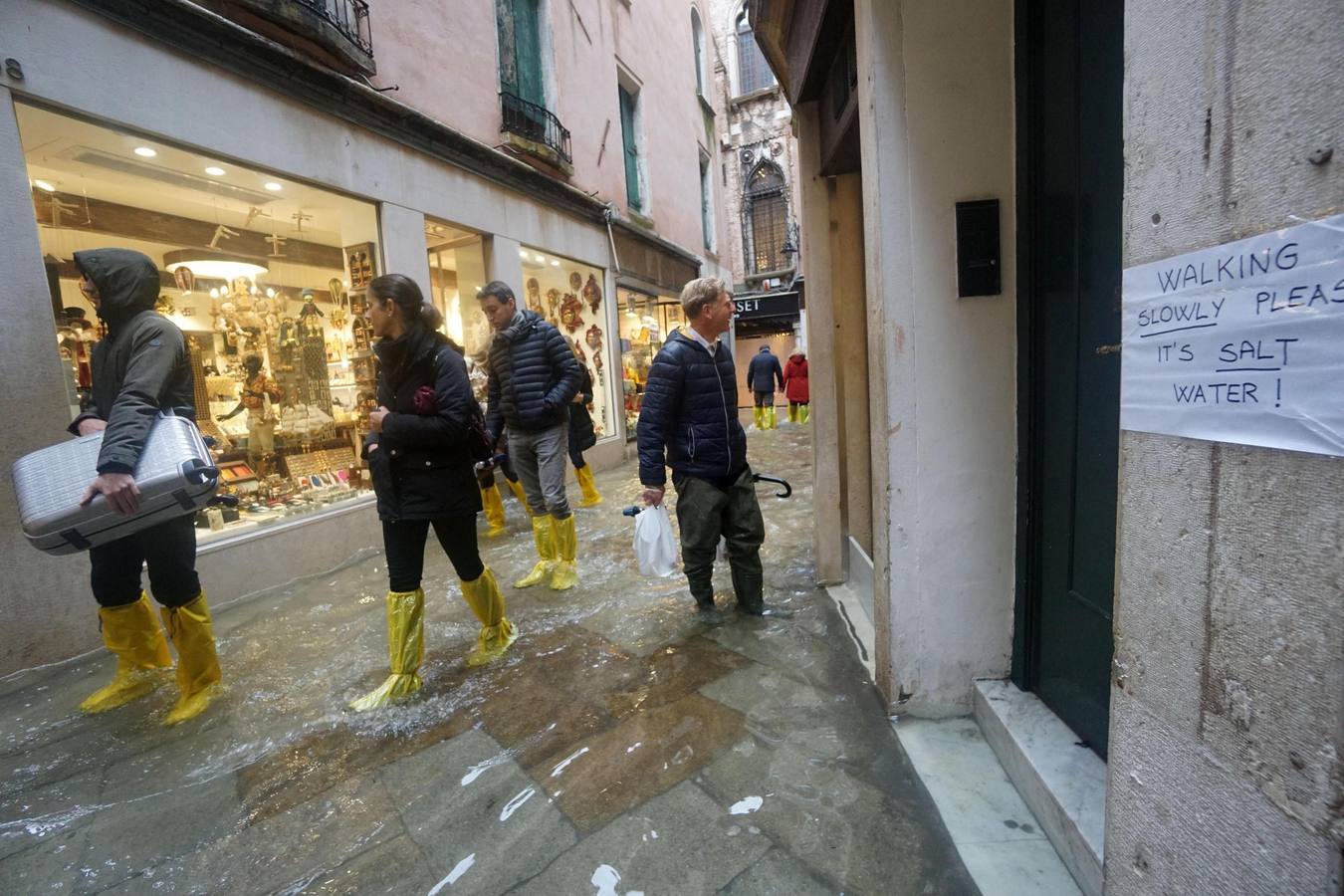 La ciudad italiana registraba en la noche del martes al miércoles una histórica «acqua alta», con un pico que podría alcanzar o superar los 1,90 metros