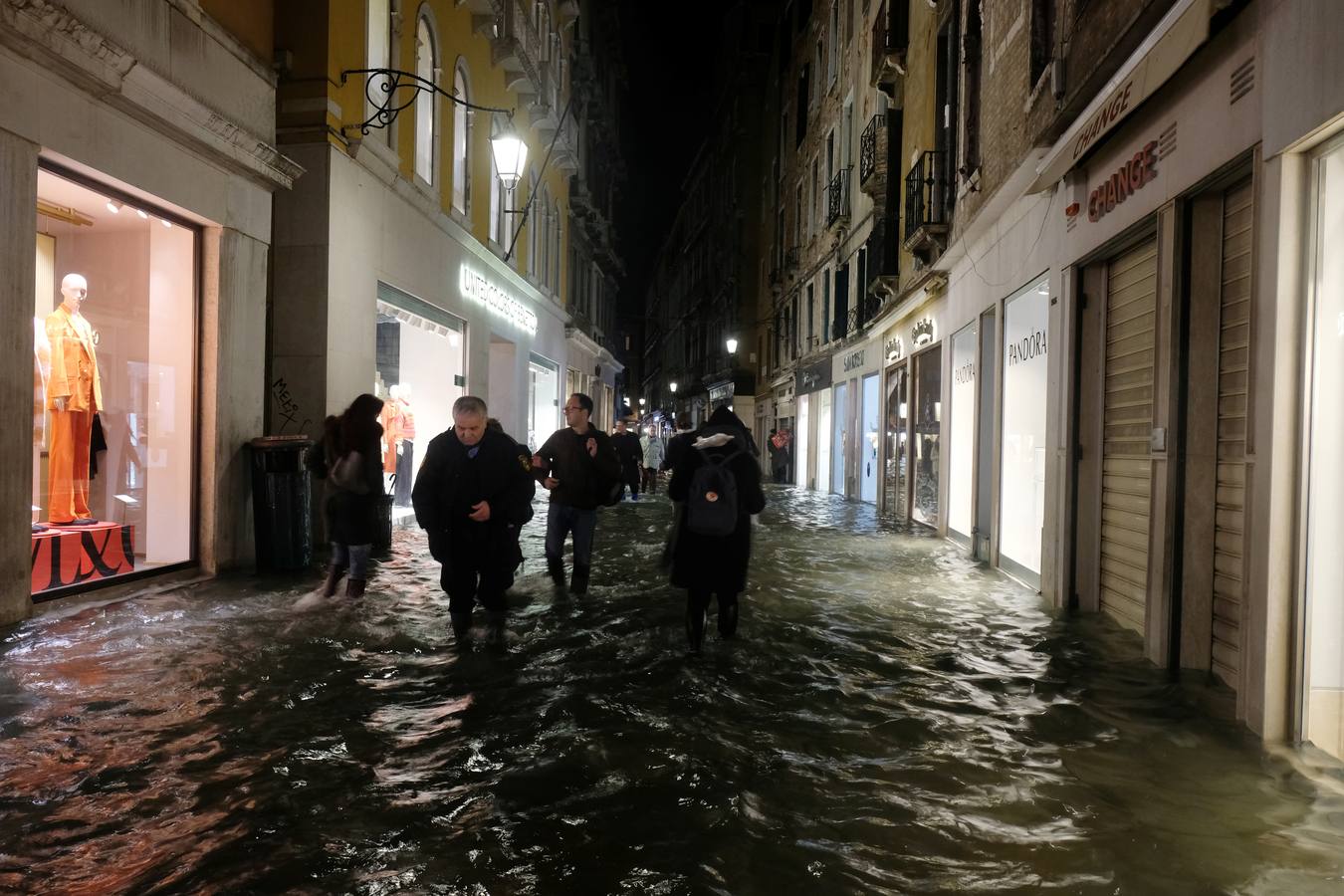 La ciudad italiana registraba en la noche del martes al miércoles una histórica «acqua alta», con un pico que podría alcanzar o superar los 1,90 metros