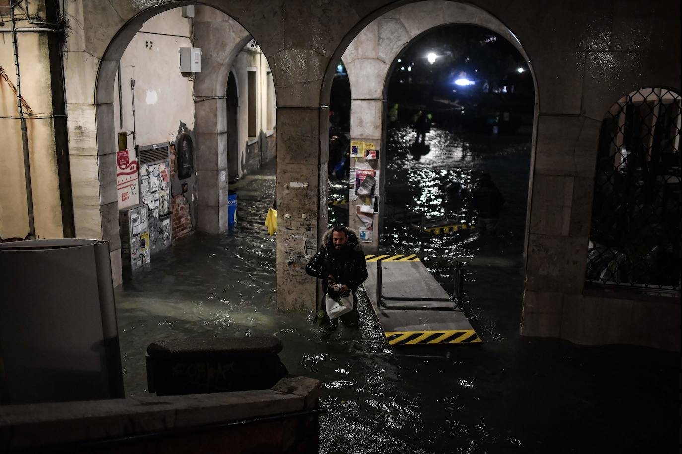 La ciudad italiana registraba en la noche del martes al miércoles una histórica «acqua alta», con un pico que podría alcanzar o superar los 1,90 metros