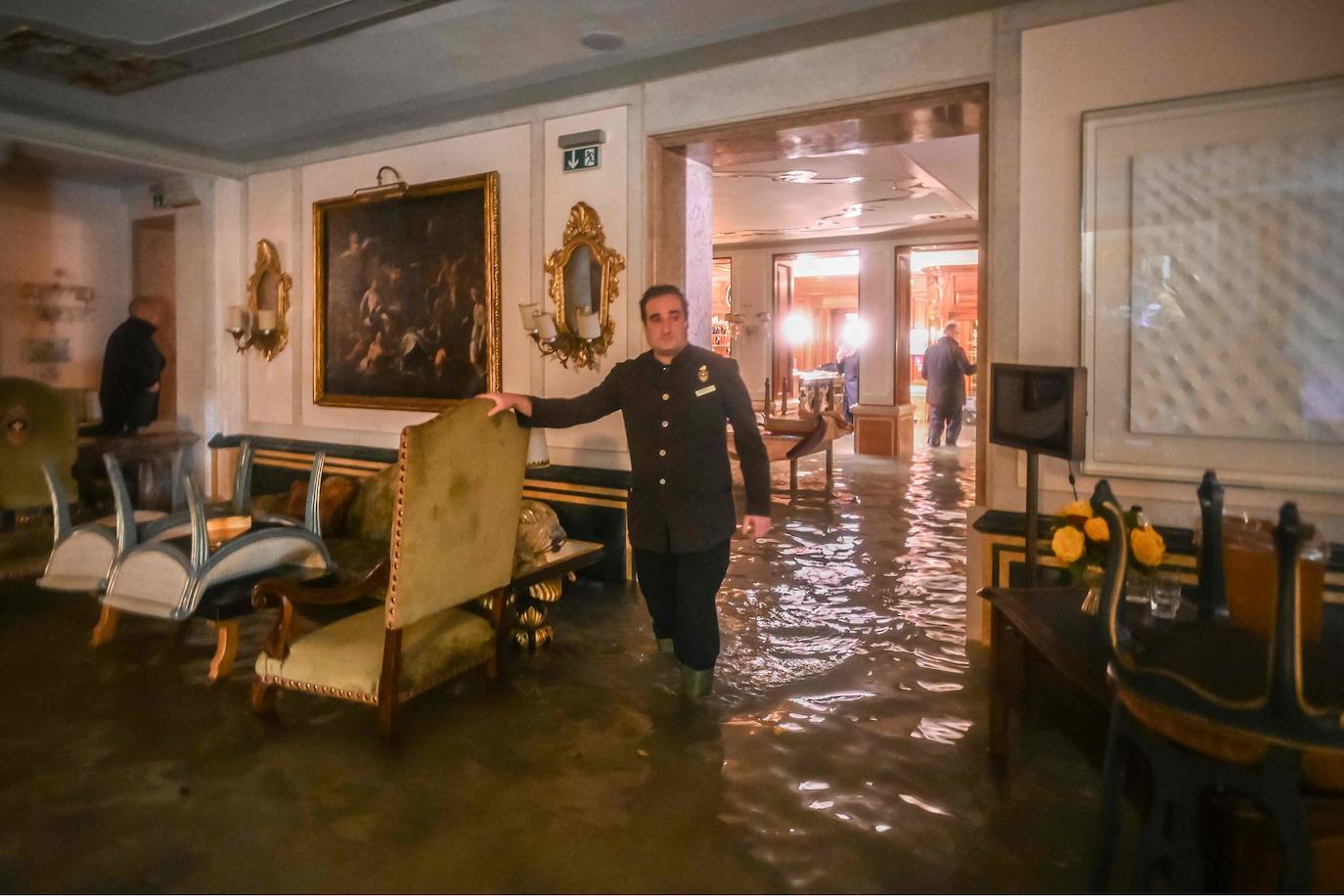 La ciudad italiana registraba en la noche del martes al miércoles una histórica «acqua alta», con un pico que podría alcanzar o superar los 1,90 metros