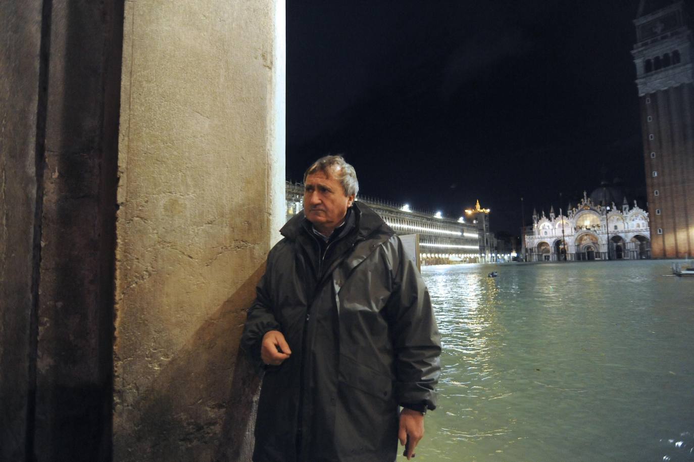 La ciudad italiana registra una «acqua alta» histórica y la basílica de San Marcos sufre graves daños durante una marea excepcional