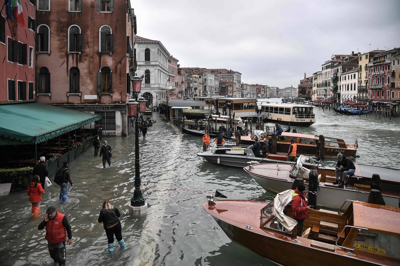 La ciudad italiana registra una «acqua alta» histórica y la basílica de San Marcos sufre graves daños durante una marea excepcional