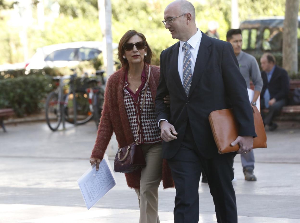 Zafra y su abogado, ayer a su entrada a la Ciudad de la Justicia para declarar ante el juez. 