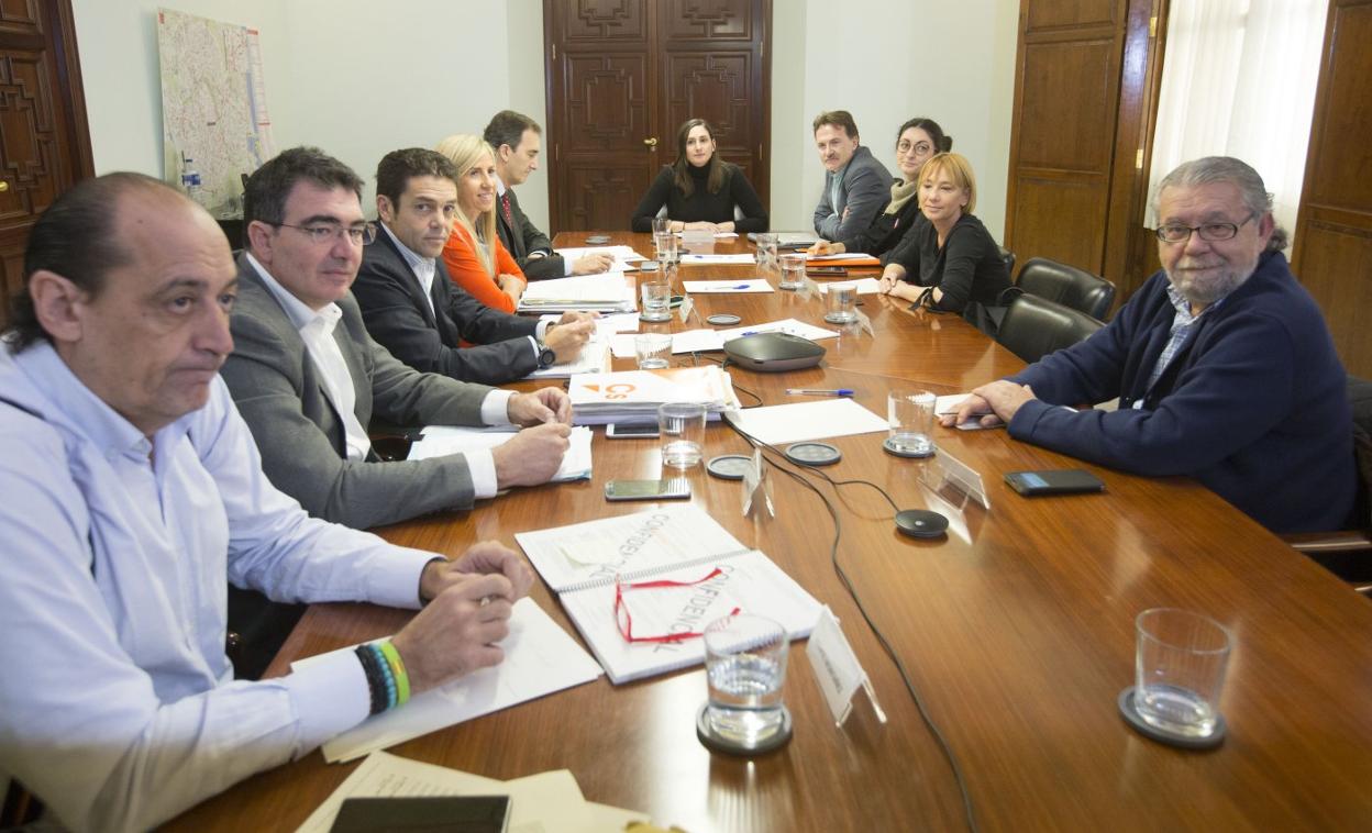 Los asistentes a la mesa de investigación, antes de comenzar la reunión. 