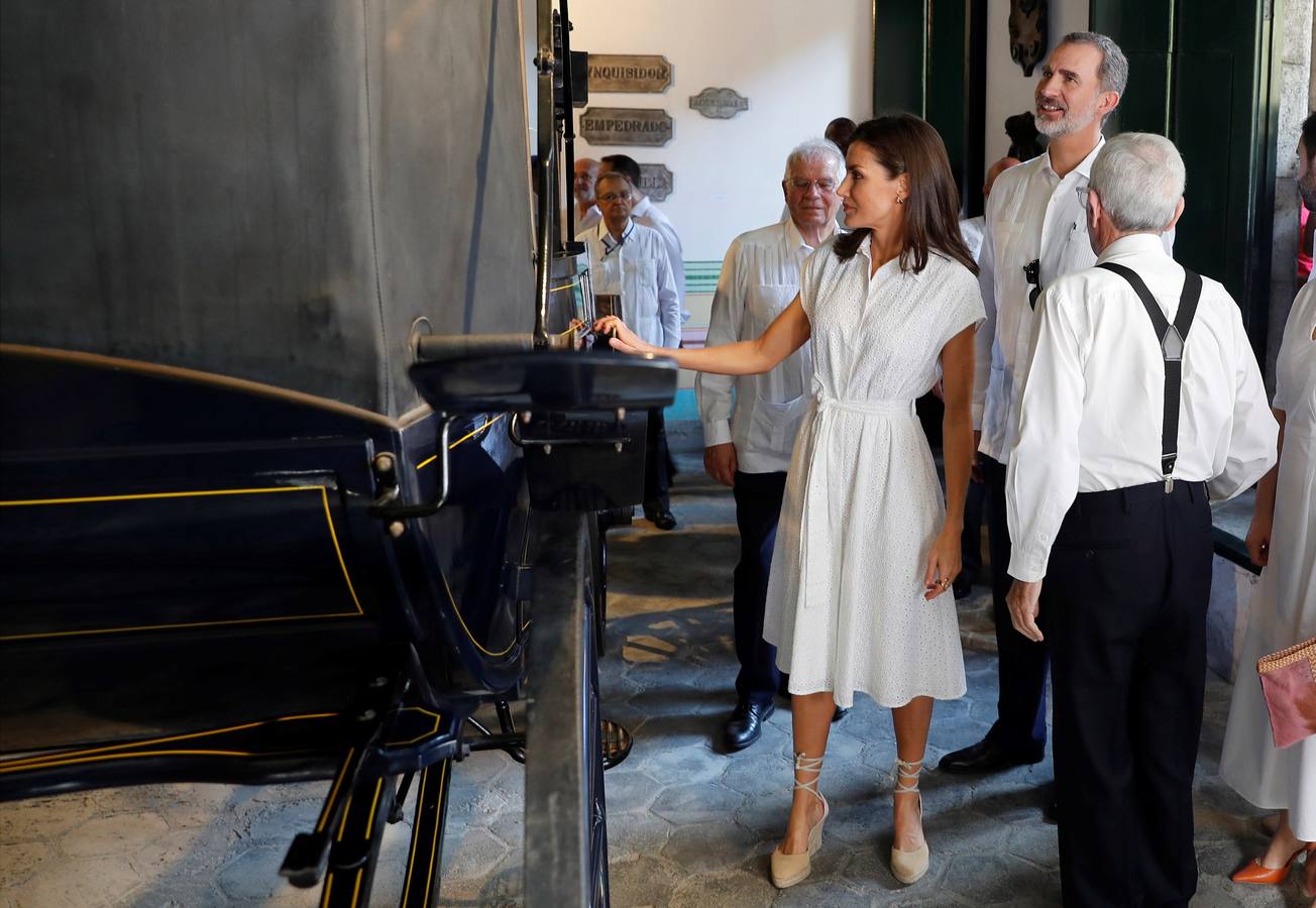 Felipe VI y doña Letizia se pasean por la Habana vieja durante el viaje oficial