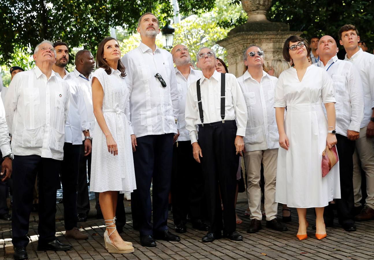 Felipe VI y doña Letizia se pasean por la Habana vieja durante el viaje oficial