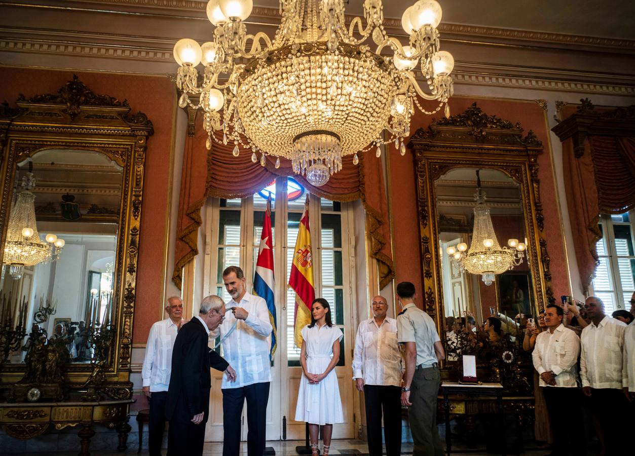 Felipe VI y doña Letizia se pasean por la Habana vieja durante el viaje oficial