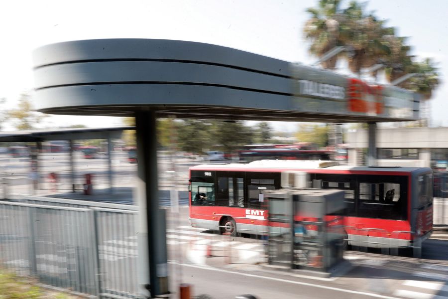 Autobús de la EMT accedienco a talleres.