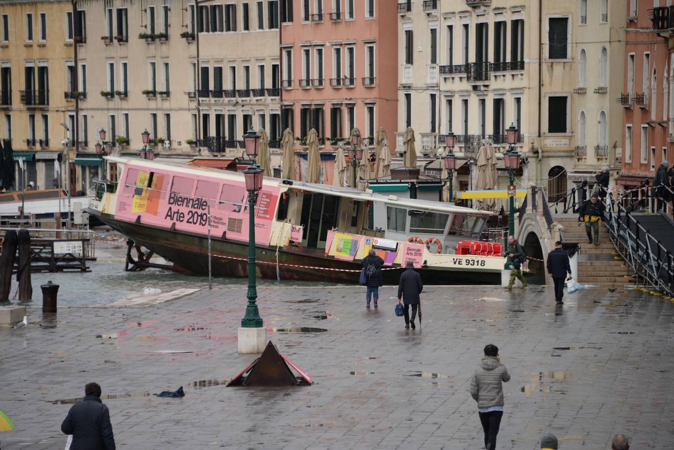 La ciudad italiana registraba en la noche del martes al miércoles una histórica «acqua alta», con un pico que podría alcanzar o superar los 1,90 metros