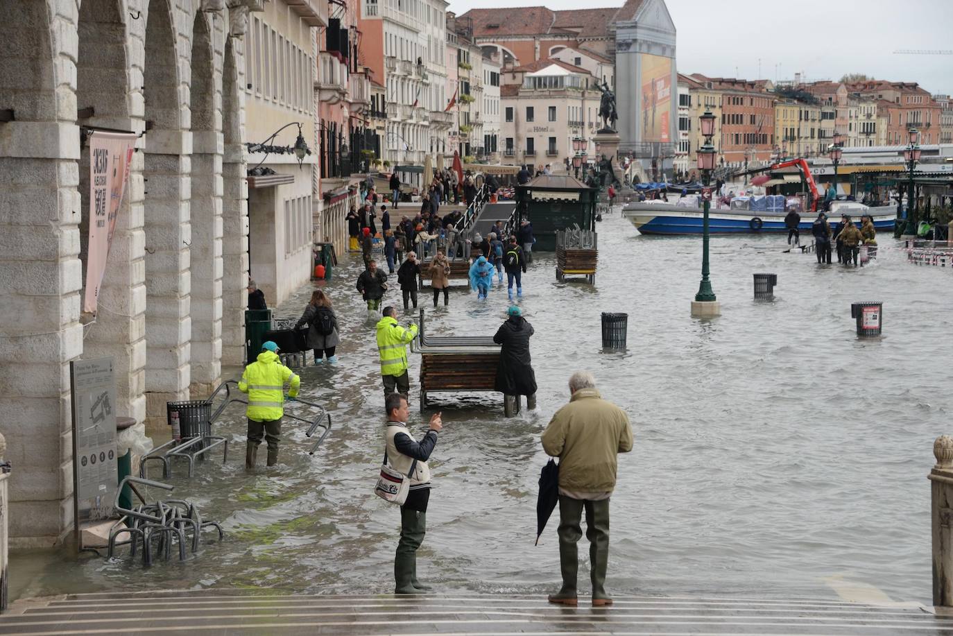 La ciudad italiana registraba en la noche del martes al miércoles una histórica «acqua alta», con un pico que podría alcanzar o superar los 1,90 metros