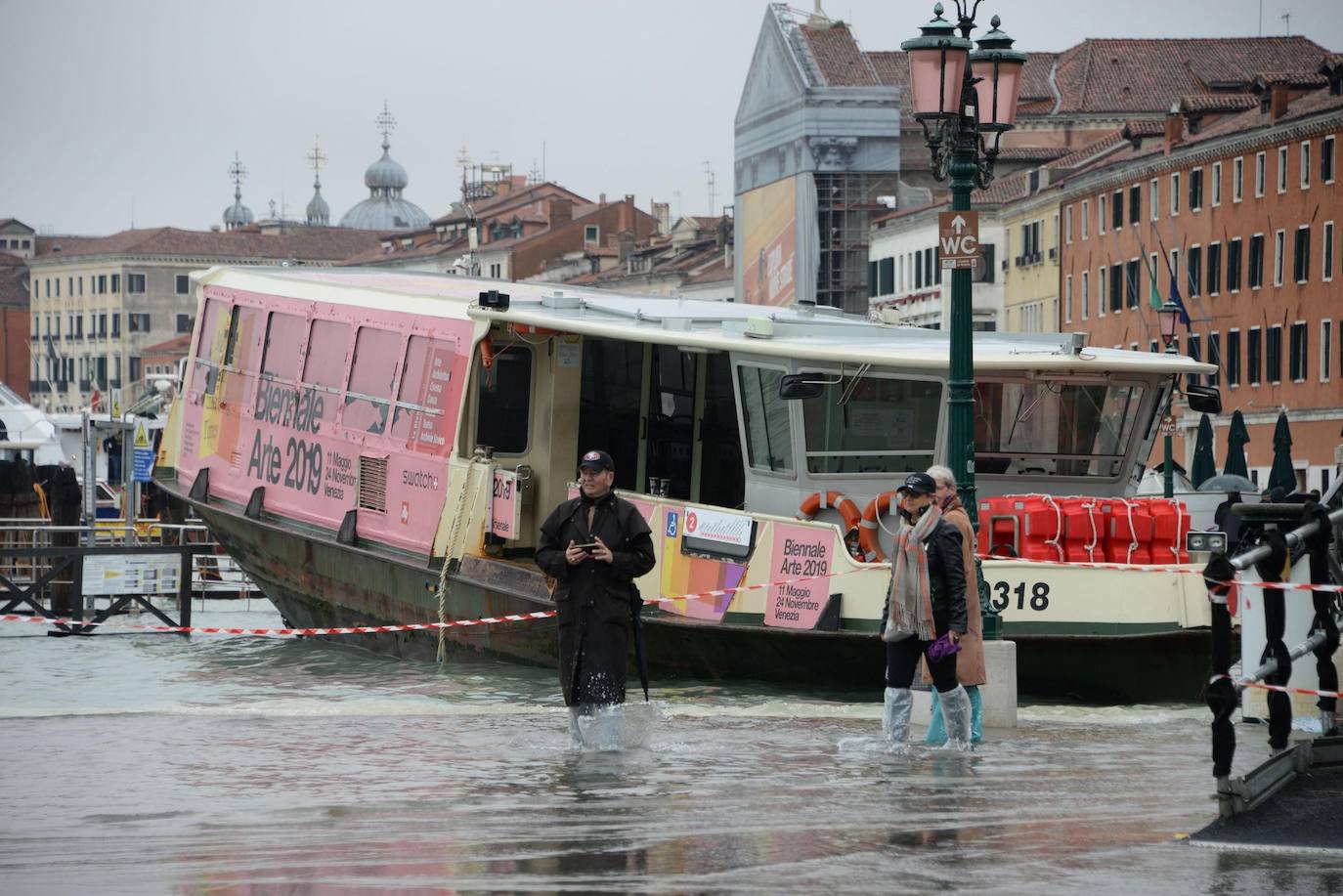 La ciudad italiana registraba en la noche del martes al miércoles una histórica «acqua alta», con un pico que podría alcanzar o superar los 1,90 metros