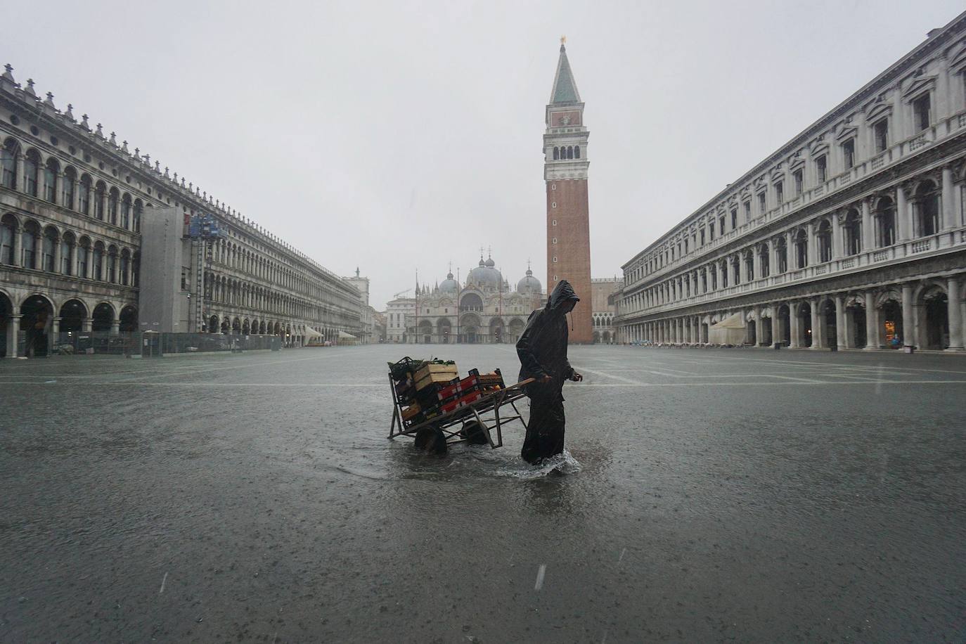 El gobierno italiano decretó este jueves el estado de emergencia en Venecia tras las excepcionales mareas altas que causaron hace dos días incalculables daños al patrimonio artístico e inmueble de una de las joyas arquitectónicas del viejo continente. Con esa medida se pueden reactivar los servicios públicos y privados hasta ahora casi paralizados ante la catástrofe. Los daños ascienden a «cientos de millones de euros» y el decreto liberará fondos inmediatos para indemnizar a la población. Venecia sigue colapsada y se prepara para otros episodios de marea alta, lo que convenció al gobierno de decretar el estado de emergencia. Las previsiones del centro de mareas local anticipan para el viernes un pico importante, de 145 centímetros, hacia las 11H20 local (10h20 GMT) con lluvias y vientos fuertes.