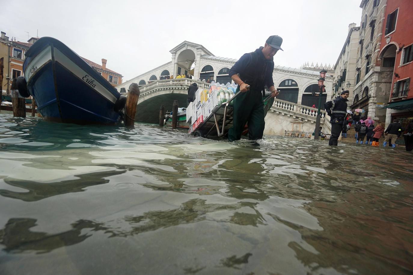 El gobierno italiano decretó este jueves el estado de emergencia en Venecia tras las excepcionales mareas altas que causaron hace dos días incalculables daños al patrimonio artístico e inmueble de una de las joyas arquitectónicas del viejo continente. Con esa medida se pueden reactivar los servicios públicos y privados hasta ahora casi paralizados ante la catástrofe. Los daños ascienden a «cientos de millones de euros» y el decreto liberará fondos inmediatos para indemnizar a la población. Venecia sigue colapsada y se prepara para otros episodios de marea alta, lo que convenció al gobierno de decretar el estado de emergencia. Las previsiones del centro de mareas local anticipan para el viernes un pico importante, de 145 centímetros, hacia las 11H20 local (10h20 GMT) con lluvias y vientos fuertes.