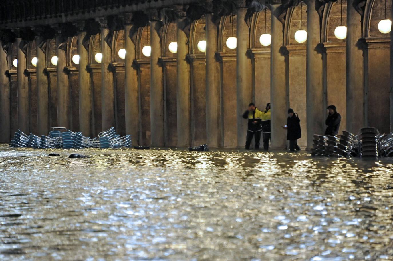 El gobierno italiano decretó este jueves el estado de emergencia en Venecia tras las excepcionales mareas altas que causaron hace dos días incalculables daños al patrimonio artístico e inmueble de una de las joyas arquitectónicas del viejo continente. Con esa medida se pueden reactivar los servicios públicos y privados hasta ahora casi paralizados ante la catástrofe. Los daños ascienden a «cientos de millones de euros» y el decreto liberará fondos inmediatos para indemnizar a la población. Venecia sigue colapsada y se prepara para otros episodios de marea alta, lo que convenció al gobierno de decretar el estado de emergencia. Las previsiones del centro de mareas local anticipan para el viernes un pico importante, de 145 centímetros, hacia las 11H20 local (10h20 GMT) con lluvias y vientos fuertes.