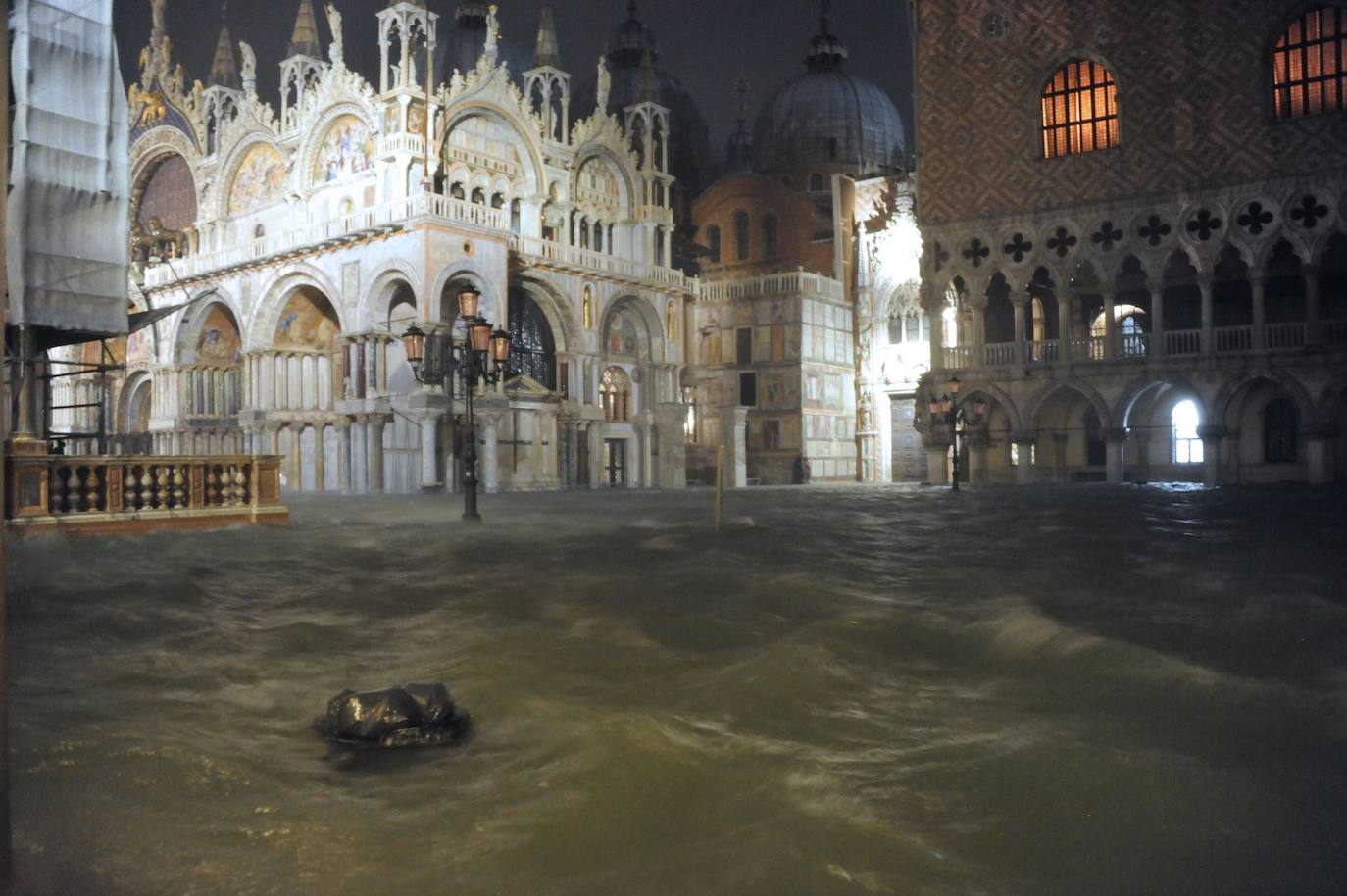 El gobierno italiano decretó este jueves el estado de emergencia en Venecia tras las excepcionales mareas altas que causaron hace dos días incalculables daños al patrimonio artístico e inmueble de una de las joyas arquitectónicas del viejo continente. Con esa medida se pueden reactivar los servicios públicos y privados hasta ahora casi paralizados ante la catástrofe. Los daños ascienden a «cientos de millones de euros» y el decreto liberará fondos inmediatos para indemnizar a la población. Venecia sigue colapsada y se prepara para otros episodios de marea alta, lo que convenció al gobierno de decretar el estado de emergencia. Las previsiones del centro de mareas local anticipan para el viernes un pico importante, de 145 centímetros, hacia las 11H20 local (10h20 GMT) con lluvias y vientos fuertes.