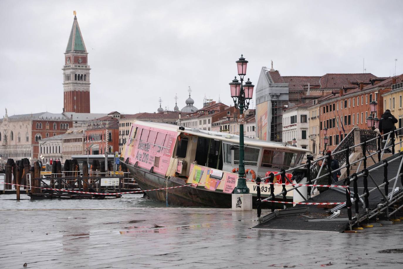 El gobierno italiano decretó este jueves el estado de emergencia en Venecia tras las excepcionales mareas altas que causaron hace dos días incalculables daños al patrimonio artístico e inmueble de una de las joyas arquitectónicas del viejo continente. Con esa medida se pueden reactivar los servicios públicos y privados hasta ahora casi paralizados ante la catástrofe. Los daños ascienden a «cientos de millones de euros» y el decreto liberará fondos inmediatos para indemnizar a la población. Venecia sigue colapsada y se prepara para otros episodios de marea alta, lo que convenció al gobierno de decretar el estado de emergencia. Las previsiones del centro de mareas local anticipan para el viernes un pico importante, de 145 centímetros, hacia las 11H20 local (10h20 GMT) con lluvias y vientos fuertes.