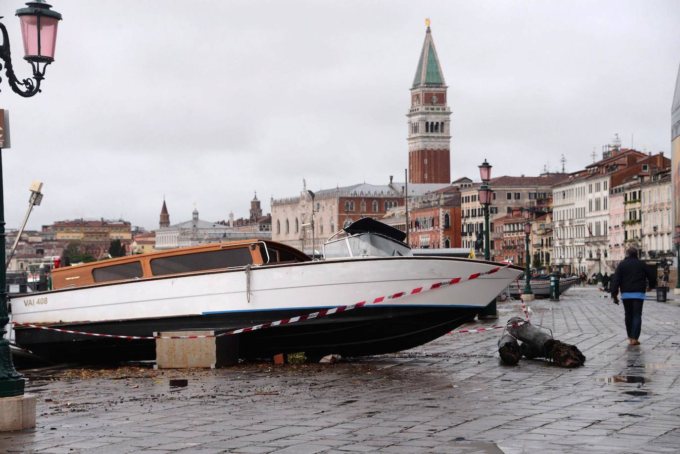 El gobierno italiano decretó este jueves el estado de emergencia en Venecia tras las excepcionales mareas altas que causaron hace dos días incalculables daños al patrimonio artístico e inmueble de una de las joyas arquitectónicas del viejo continente. Con esa medida se pueden reactivar los servicios públicos y privados hasta ahora casi paralizados ante la catástrofe. Los daños ascienden a «cientos de millones de euros» y el decreto liberará fondos inmediatos para indemnizar a la población. Venecia sigue colapsada y se prepara para otros episodios de marea alta, lo que convenció al gobierno de decretar el estado de emergencia. Las previsiones del centro de mareas local anticipan para el viernes un pico importante, de 145 centímetros, hacia las 11H20 local (10h20 GMT) con lluvias y vientos fuertes.