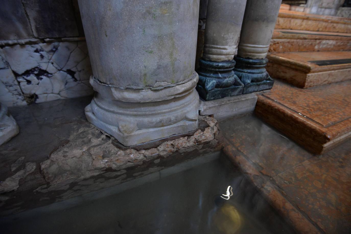 El gobierno italiano decretó este jueves el estado de emergencia en Venecia tras las excepcionales mareas altas que causaron hace dos días incalculables daños al patrimonio artístico e inmueble de una de las joyas arquitectónicas del viejo continente. Con esa medida se pueden reactivar los servicios públicos y privados hasta ahora casi paralizados ante la catástrofe. Los daños ascienden a «cientos de millones de euros» y el decreto liberará fondos inmediatos para indemnizar a la población. Venecia sigue colapsada y se prepara para otros episodios de marea alta, lo que convenció al gobierno de decretar el estado de emergencia. Las previsiones del centro de mareas local anticipan para el viernes un pico importante, de 145 centímetros, hacia las 11H20 local (10h20 GMT) con lluvias y vientos fuertes.