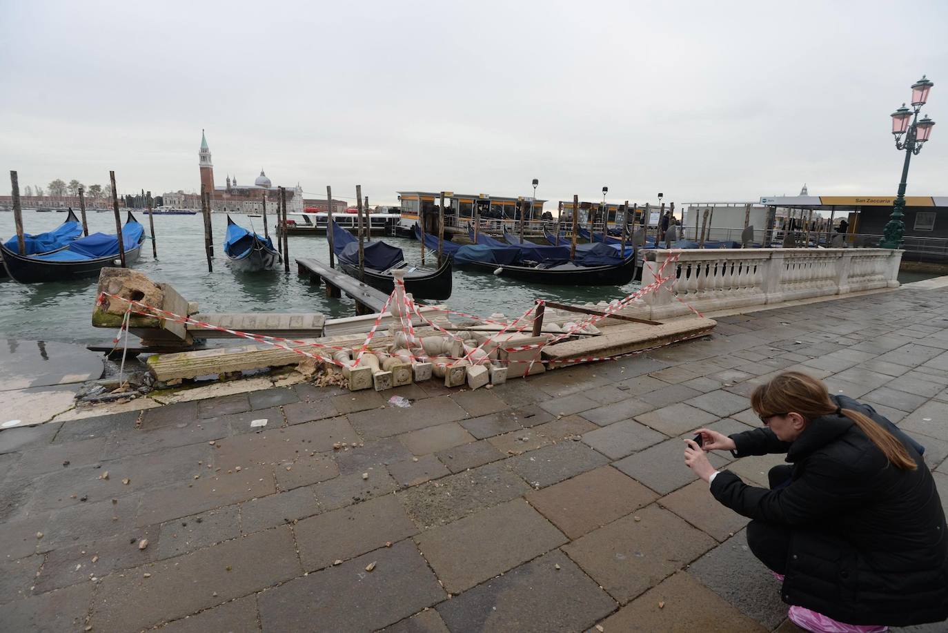 El gobierno italiano decretó este jueves el estado de emergencia en Venecia tras las excepcionales mareas altas que causaron hace dos días incalculables daños al patrimonio artístico e inmueble de una de las joyas arquitectónicas del viejo continente. Con esa medida se pueden reactivar los servicios públicos y privados hasta ahora casi paralizados ante la catástrofe. Los daños ascienden a «cientos de millones de euros» y el decreto liberará fondos inmediatos para indemnizar a la población. Venecia sigue colapsada y se prepara para otros episodios de marea alta, lo que convenció al gobierno de decretar el estado de emergencia. Las previsiones del centro de mareas local anticipan para el viernes un pico importante, de 145 centímetros, hacia las 11H20 local (10h20 GMT) con lluvias y vientos fuertes.