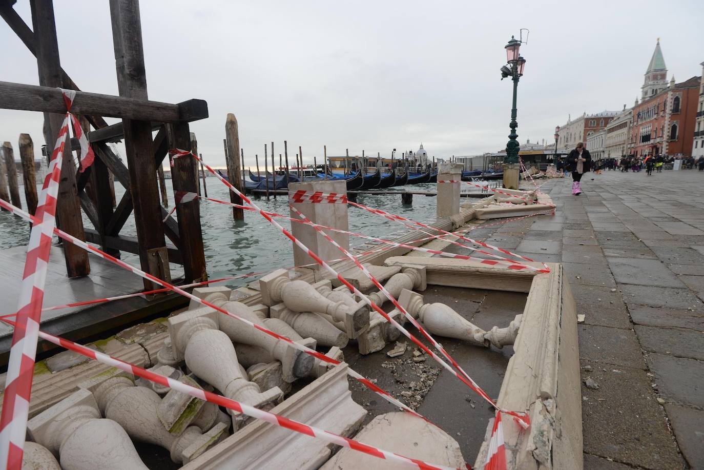 El gobierno italiano decretó este jueves el estado de emergencia en Venecia tras las excepcionales mareas altas que causaron hace dos días incalculables daños al patrimonio artístico e inmueble de una de las joyas arquitectónicas del viejo continente. Con esa medida se pueden reactivar los servicios públicos y privados hasta ahora casi paralizados ante la catástrofe. Los daños ascienden a «cientos de millones de euros» y el decreto liberará fondos inmediatos para indemnizar a la población. Venecia sigue colapsada y se prepara para otros episodios de marea alta, lo que convenció al gobierno de decretar el estado de emergencia. Las previsiones del centro de mareas local anticipan para el viernes un pico importante, de 145 centímetros, hacia las 11H20 local (10h20 GMT) con lluvias y vientos fuertes.