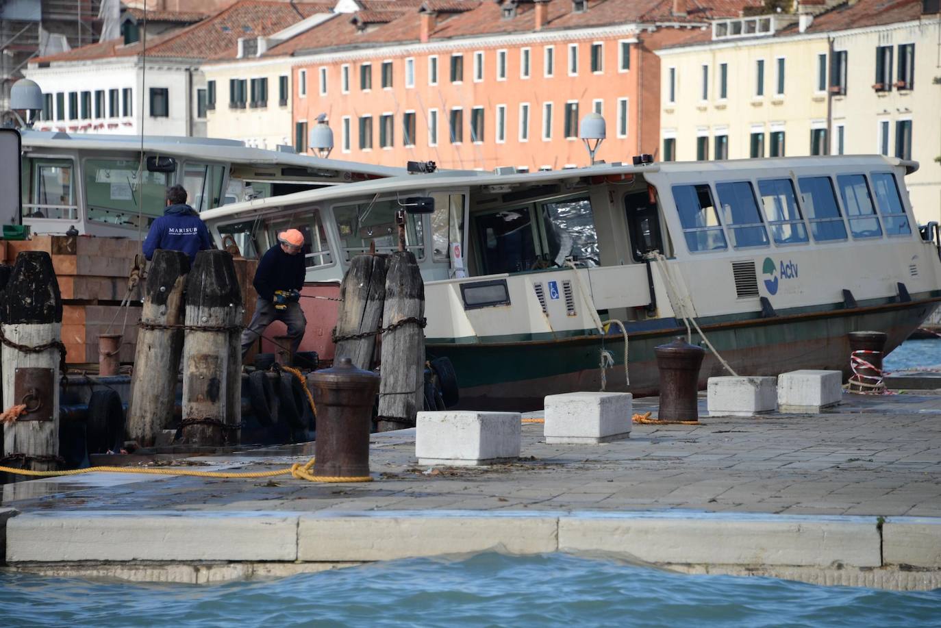 El gobierno italiano decretó este jueves el estado de emergencia en Venecia tras las excepcionales mareas altas que causaron hace dos días incalculables daños al patrimonio artístico e inmueble de una de las joyas arquitectónicas del viejo continente. Con esa medida se pueden reactivar los servicios públicos y privados hasta ahora casi paralizados ante la catástrofe. Los daños ascienden a «cientos de millones de euros» y el decreto liberará fondos inmediatos para indemnizar a la población. Venecia sigue colapsada y se prepara para otros episodios de marea alta, lo que convenció al gobierno de decretar el estado de emergencia. Las previsiones del centro de mareas local anticipan para el viernes un pico importante, de 145 centímetros, hacia las 11H20 local (10h20 GMT) con lluvias y vientos fuertes.