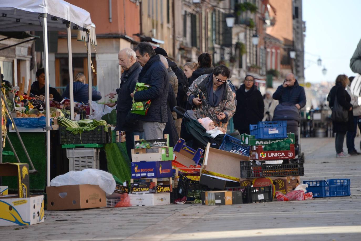 El gobierno italiano decretó este jueves el estado de emergencia en Venecia tras las excepcionales mareas altas que causaron hace dos días incalculables daños al patrimonio artístico e inmueble de una de las joyas arquitectónicas del viejo continente. Con esa medida se pueden reactivar los servicios públicos y privados hasta ahora casi paralizados ante la catástrofe. Los daños ascienden a «cientos de millones de euros» y el decreto liberará fondos inmediatos para indemnizar a la población. Venecia sigue colapsada y se prepara para otros episodios de marea alta, lo que convenció al gobierno de decretar el estado de emergencia. Las previsiones del centro de mareas local anticipan para el viernes un pico importante, de 145 centímetros, hacia las 11H20 local (10h20 GMT) con lluvias y vientos fuertes.