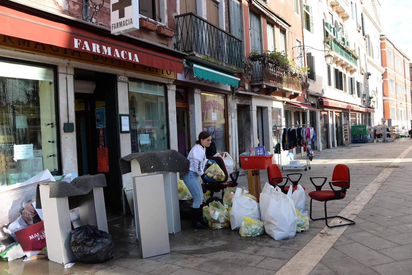 El gobierno italiano decretó este jueves el estado de emergencia en Venecia tras las excepcionales mareas altas que causaron hace dos días incalculables daños al patrimonio artístico e inmueble de una de las joyas arquitectónicas del viejo continente. Con esa medida se pueden reactivar los servicios públicos y privados hasta ahora casi paralizados ante la catástrofe. Los daños ascienden a «cientos de millones de euros» y el decreto liberará fondos inmediatos para indemnizar a la población. Venecia sigue colapsada y se prepara para otros episodios de marea alta, lo que convenció al gobierno de decretar el estado de emergencia. Las previsiones del centro de mareas local anticipan para el viernes un pico importante, de 145 centímetros, hacia las 11H20 local (10h20 GMT) con lluvias y vientos fuertes.