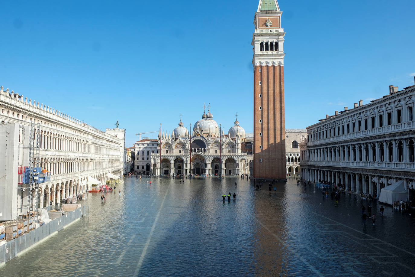 El gobierno italiano decretó este jueves el estado de emergencia en Venecia tras las excepcionales mareas altas que causaron hace dos días incalculables daños al patrimonio artístico e inmueble de una de las joyas arquitectónicas del viejo continente. Con esa medida se pueden reactivar los servicios públicos y privados hasta ahora casi paralizados ante la catástrofe. Los daños ascienden a «cientos de millones de euros» y el decreto liberará fondos inmediatos para indemnizar a la población. Venecia sigue colapsada y se prepara para otros episodios de marea alta, lo que convenció al gobierno de decretar el estado de emergencia. Las previsiones del centro de mareas local anticipan para el viernes un pico importante, de 145 centímetros, hacia las 11H20 local (10h20 GMT) con lluvias y vientos fuertes.