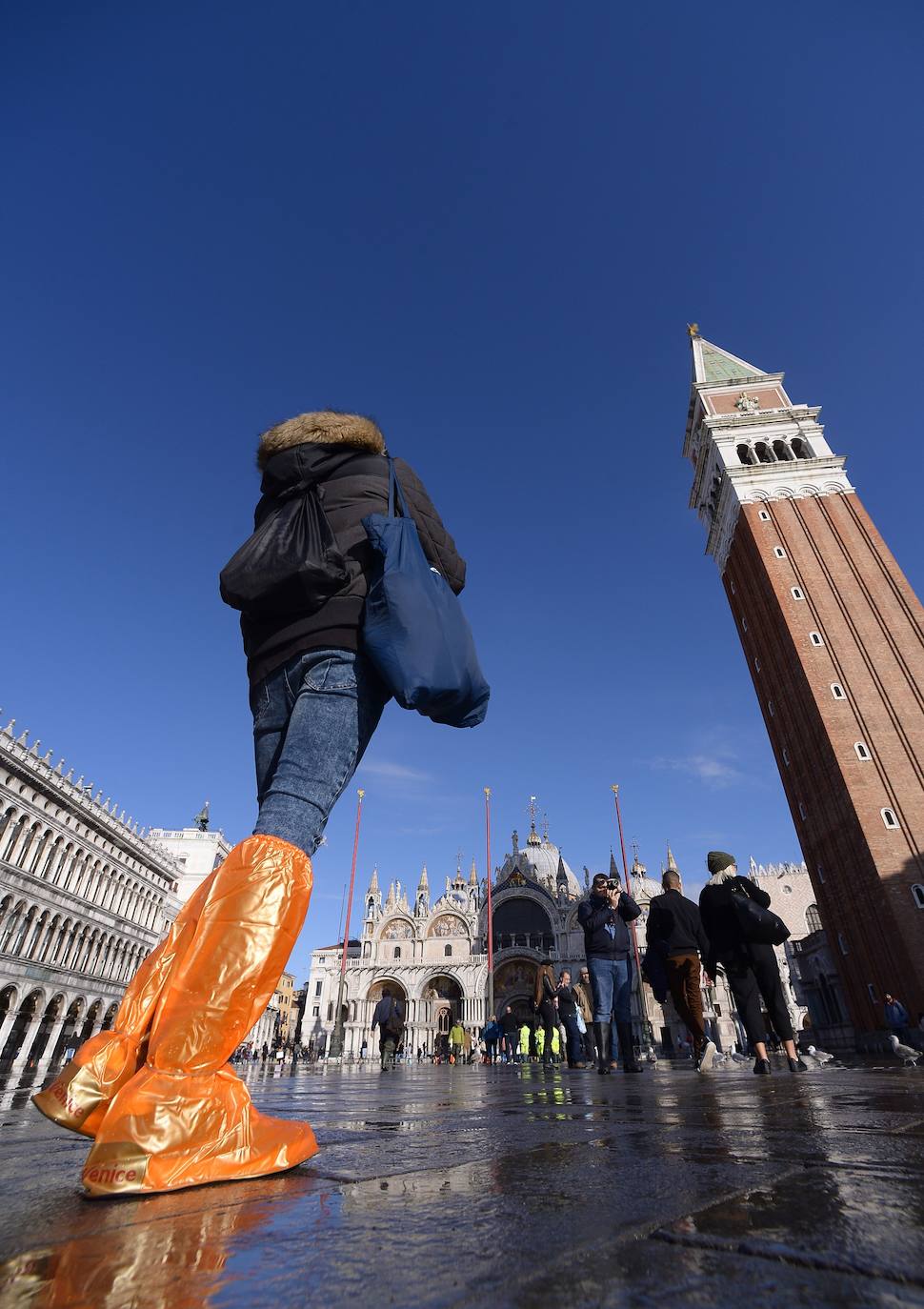 El gobierno italiano decretó este jueves el estado de emergencia en Venecia tras las excepcionales mareas altas que causaron hace dos días incalculables daños al patrimonio artístico e inmueble de una de las joyas arquitectónicas del viejo continente. Con esa medida se pueden reactivar los servicios públicos y privados hasta ahora casi paralizados ante la catástrofe. Los daños ascienden a «cientos de millones de euros» y el decreto liberará fondos inmediatos para indemnizar a la población. Venecia sigue colapsada y se prepara para otros episodios de marea alta, lo que convenció al gobierno de decretar el estado de emergencia. Las previsiones del centro de mareas local anticipan para el viernes un pico importante, de 145 centímetros, hacia las 11H20 local (10h20 GMT) con lluvias y vientos fuertes.