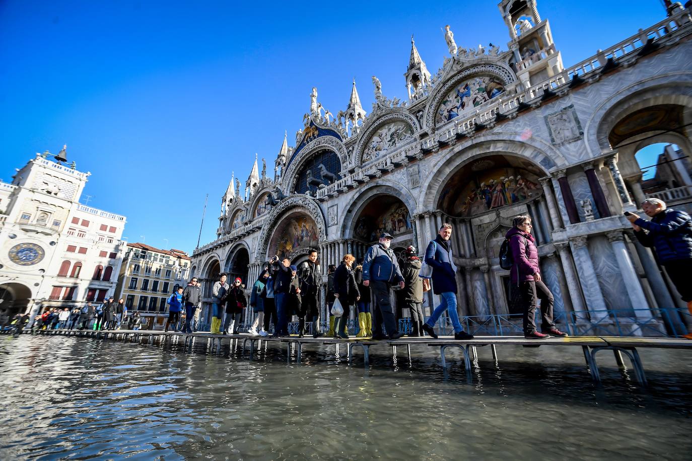 El gobierno italiano decretó este jueves el estado de emergencia en Venecia tras las excepcionales mareas altas que causaron hace dos días incalculables daños al patrimonio artístico e inmueble de una de las joyas arquitectónicas del viejo continente. Con esa medida se pueden reactivar los servicios públicos y privados hasta ahora casi paralizados ante la catástrofe. Los daños ascienden a «cientos de millones de euros» y el decreto liberará fondos inmediatos para indemnizar a la población. Venecia sigue colapsada y se prepara para otros episodios de marea alta, lo que convenció al gobierno de decretar el estado de emergencia. Las previsiones del centro de mareas local anticipan para el viernes un pico importante, de 145 centímetros, hacia las 11H20 local (10h20 GMT) con lluvias y vientos fuertes.