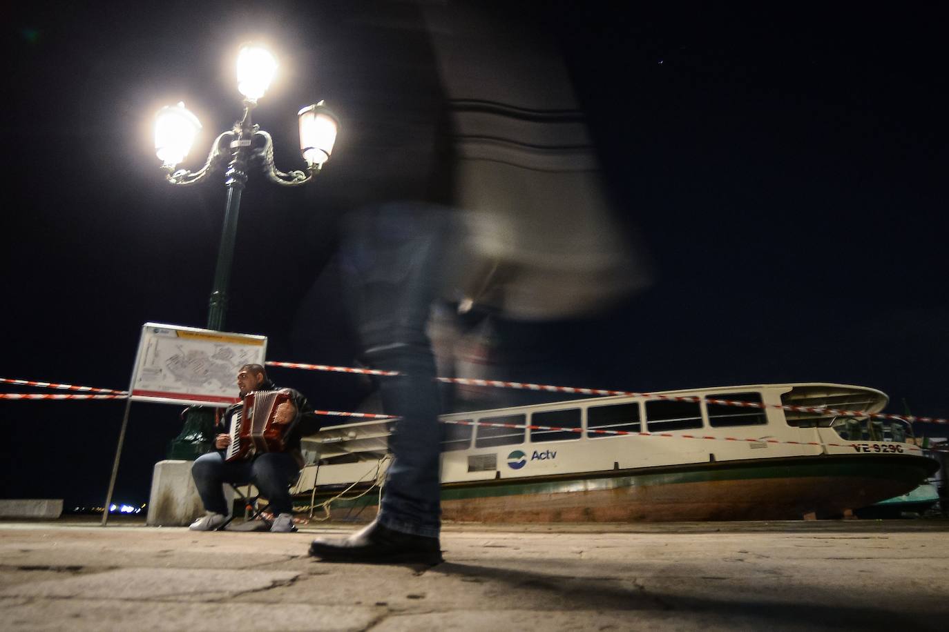 El gobierno italiano decretó este jueves el estado de emergencia en Venecia tras las excepcionales mareas altas que causaron hace dos días incalculables daños al patrimonio artístico e inmueble de una de las joyas arquitectónicas del viejo continente. Con esa medida se pueden reactivar los servicios públicos y privados hasta ahora casi paralizados ante la catástrofe. Los daños ascienden a «cientos de millones de euros» y el decreto liberará fondos inmediatos para indemnizar a la población. Venecia sigue colapsada y se prepara para otros episodios de marea alta, lo que convenció al gobierno de decretar el estado de emergencia. Las previsiones del centro de mareas local anticipan para el viernes un pico importante, de 145 centímetros, hacia las 11H20 local (10h20 GMT) con lluvias y vientos fuertes.