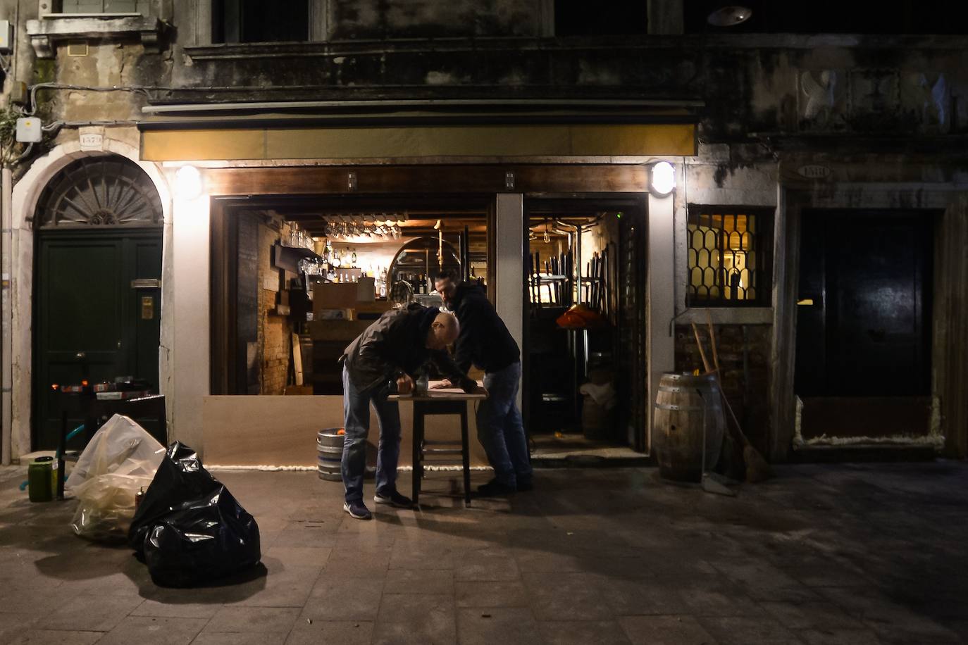 El gobierno italiano decretó este jueves el estado de emergencia en Venecia tras las excepcionales mareas altas que causaron hace dos días incalculables daños al patrimonio artístico e inmueble de una de las joyas arquitectónicas del viejo continente. Con esa medida se pueden reactivar los servicios públicos y privados hasta ahora casi paralizados ante la catástrofe. Los daños ascienden a «cientos de millones de euros» y el decreto liberará fondos inmediatos para indemnizar a la población. Venecia sigue colapsada y se prepara para otros episodios de marea alta, lo que convenció al gobierno de decretar el estado de emergencia. Las previsiones del centro de mareas local anticipan para el viernes un pico importante, de 145 centímetros, hacia las 11H20 local (10h20 GMT) con lluvias y vientos fuertes.