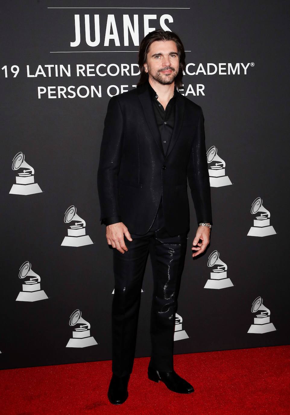 Este jueves se celebran en Las Vegas los premios Grammy Latino, que cumplen 20 años. A la ceremonia antecedió, el miércoles, un homenaje que la Academia Latina de la Grabación rindió al cantautor colombiano Juanes -en la imagen- como Persona del Año. El mundo de la música y la cultura no quiso perderse la ceremonia.