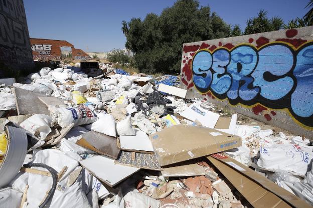 Sólo una población cumple la ley para reciclar escombros de los vertederos