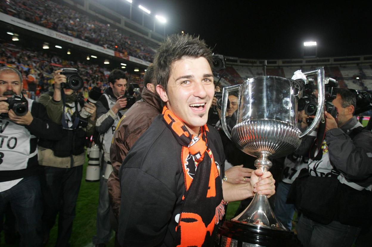 David Villa, en el Vicente Calderón con la Copa del Rey ganada al Getafe en 2008. 