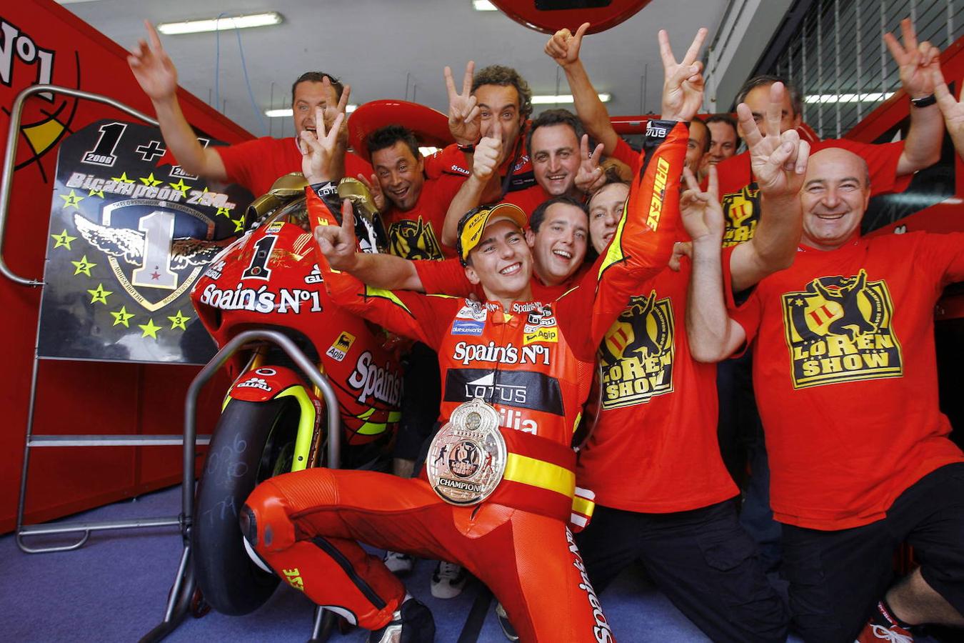 Jorge Lorenzo en 2007, piloto de Aprilia, celebra con los miembros de su equipo el título de campeón del mundo de la categoría de 250 cc, después de conseguir el tercer puesto en el Gran Premio de Malasia de motociclismo.