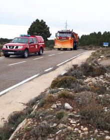 Imagen secundaria 2 - Las máquinas quitanieves se han puesto en marcha para limpiar algunas rutas. 