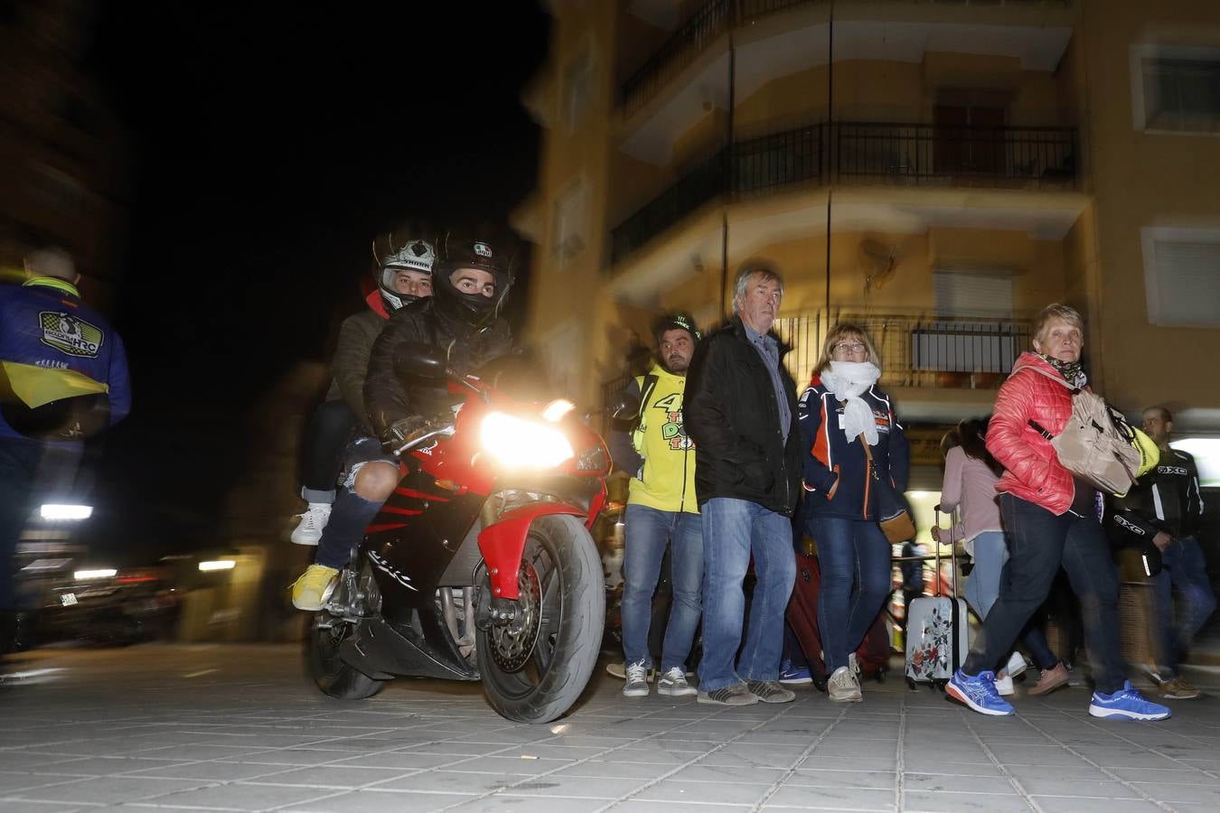 El pueblo se llena de puestos de comida y entretenimiento para moteros y vecinos durante el Gran Premio de la Comunitat.