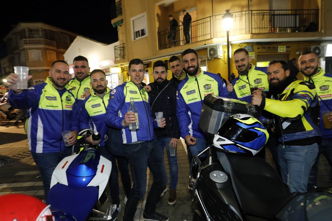 El pueblo se llena de puestos de comida y entretenimiento para moteros y vecinos durante el Gran Premio de la Comunitat.