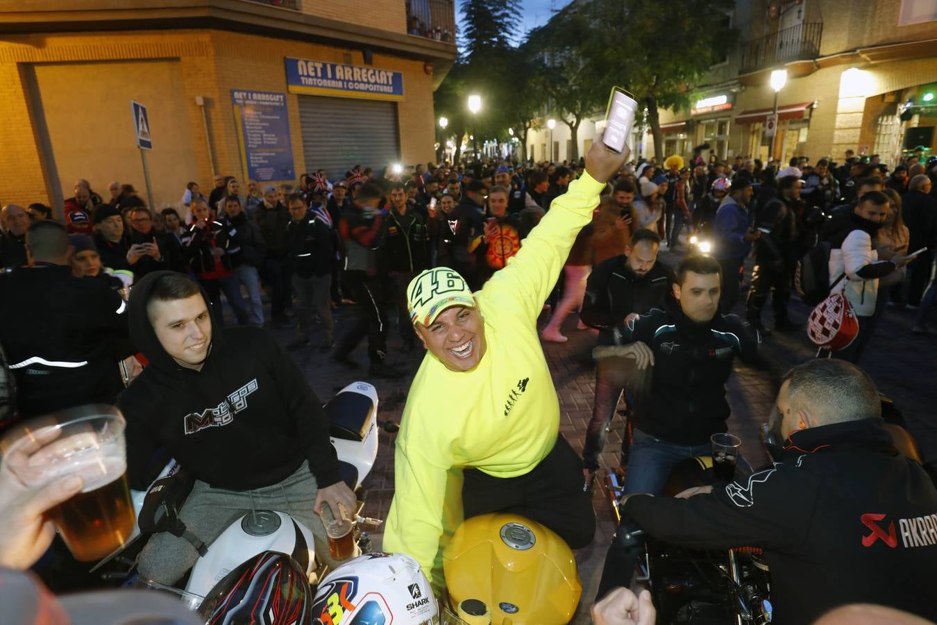 El pueblo se llena de puestos de comida y entretenimiento para moteros y vecinos durante el Gran Premio de la Comunitat.