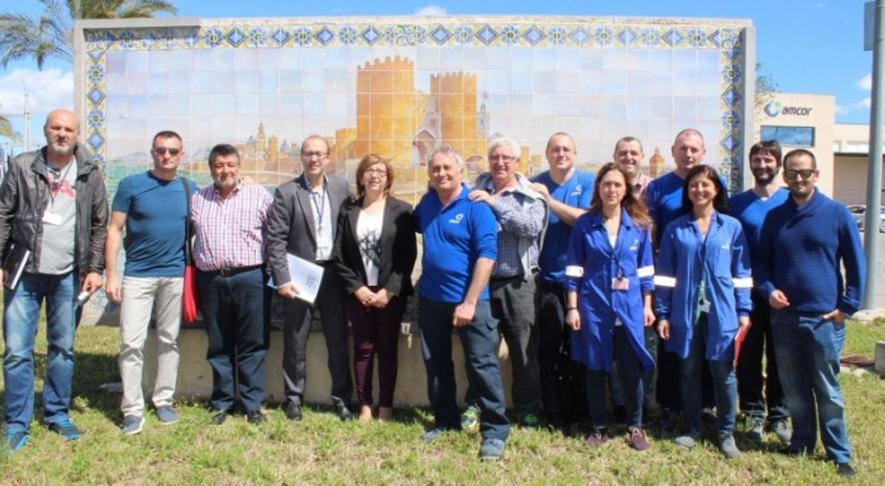 Equipo de gobierno con miembros de la empresa. 