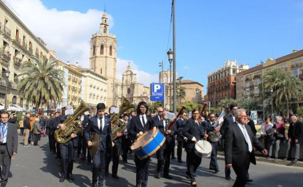 Banda de música en la plaza de la Virgen.