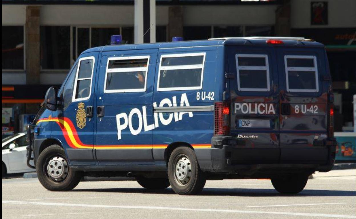 Un furgón policial de traslado de detenidos en Valencia. 