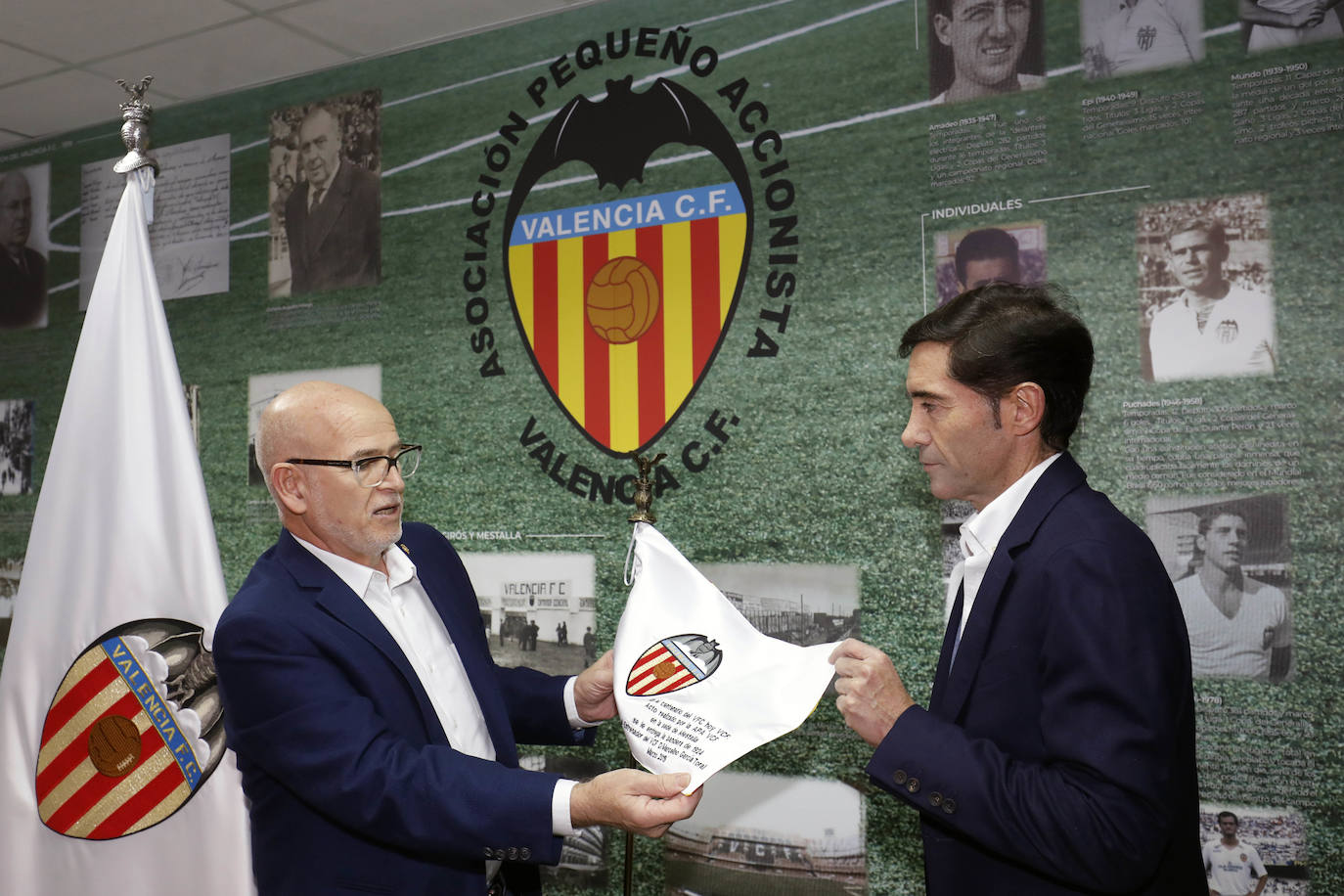 Fotos: Marcelino García Toral recibe la bandera fundacional del Valencia CF