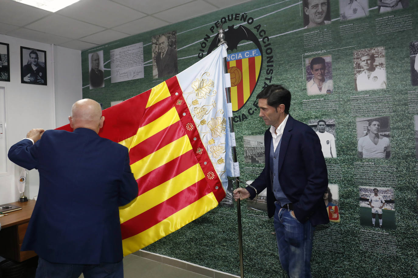 Fotos: Marcelino García Toral recibe la bandera fundacional del Valencia CF