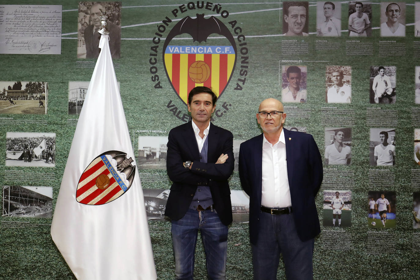 Fotos: Marcelino García Toral recibe la bandera fundacional del Valencia CF