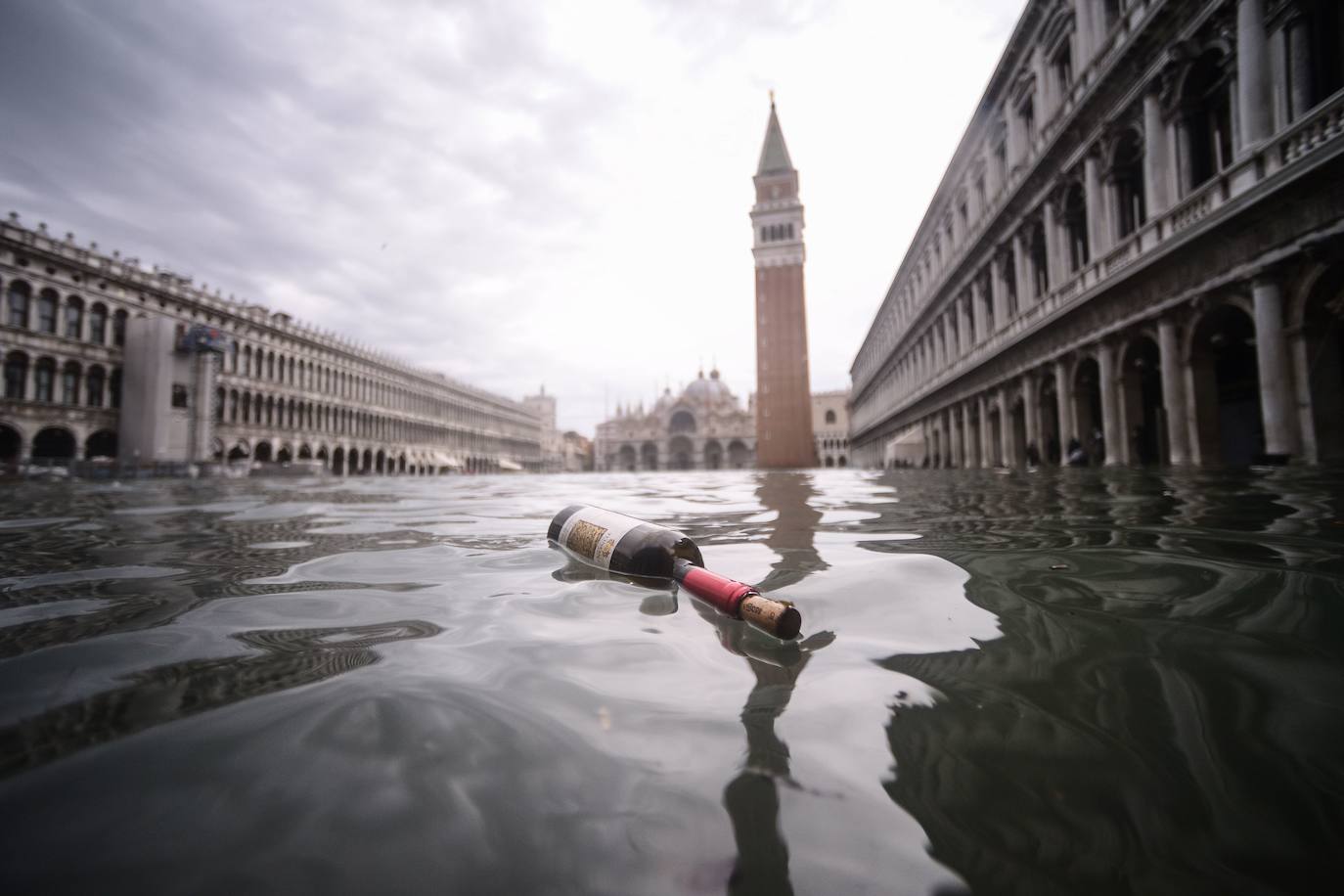 Venecia volvió a sufrir este viernes una gran inundación, después de que el jueves el agua diera algo de tregua, hasta el punto de que el ayuntamiento ha decidido cerrar la emblemática plaza de San Marcos a residentes y turistas. El alcalde de la ciudad de los canales, Luigi Brugnaro, anunció que había decidido cerrar San Marcos por motivos de seguridad, debido al nuevo pico de 154 centímetros que alcanzó a media mañana el «agua alta». Se trata del segundo récord alcanzado esta semana después de la gran inundación de martes, la mayor sufrida por la ciudad en más de medio siglo, con las aguas alcanzando los 187 centímetros.