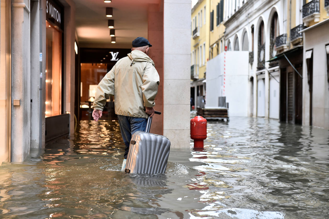 Venecia volvió a sufrir este viernes una gran inundación, después de que el jueves el agua diera algo de tregua, hasta el punto de que el ayuntamiento ha decidido cerrar la emblemática plaza de San Marcos a residentes y turistas. El alcalde de la ciudad de los canales, Luigi Brugnaro, anunció que había decidido cerrar San Marcos por motivos de seguridad, debido al nuevo pico de 154 centímetros que alcanzó a media mañana el «agua alta». Se trata del segundo récord alcanzado esta semana después de la gran inundación de martes, la mayor sufrida por la ciudad en más de medio siglo, con las aguas alcanzando los 187 centímetros.