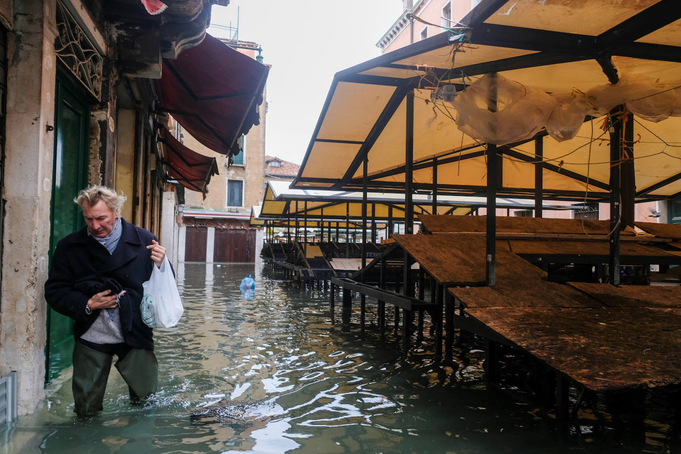 Venecia volvió a sufrir este viernes una gran inundación, después de que el jueves el agua diera algo de tregua, hasta el punto de que el ayuntamiento ha decidido cerrar la emblemática plaza de San Marcos a residentes y turistas. El alcalde de la ciudad de los canales, Luigi Brugnaro, anunció que había decidido cerrar San Marcos por motivos de seguridad, debido al nuevo pico de 154 centímetros que alcanzó a media mañana el «agua alta». Se trata del segundo récord alcanzado esta semana después de la gran inundación de martes, la mayor sufrida por la ciudad en más de medio siglo, con las aguas alcanzando los 187 centímetros.